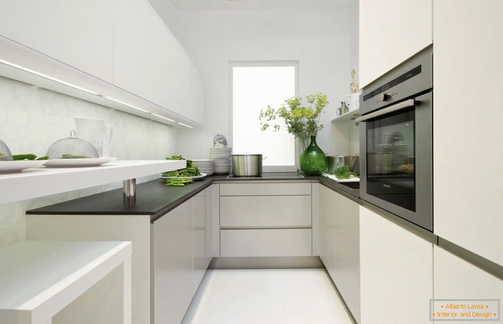 Úzka kuchyňa v bielej farbe