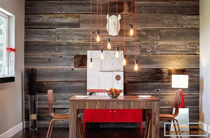 Dekor steny s drevenými panelmi v jedálni vlastnými rukami
