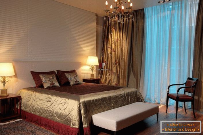 Tradičné osvetlenie spacieho vrecka v klasickom štýle - lustre a zvyčajných plafonov na bokoch postele. 