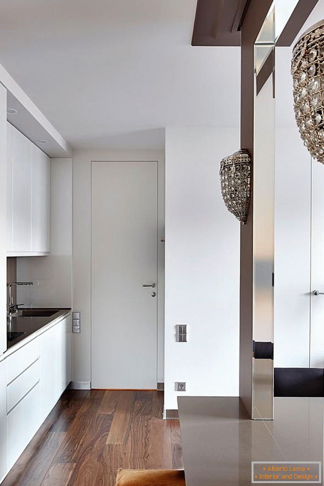 Biele kuchynské nábytok, biele vchodové dvere a krásne drevené parkety