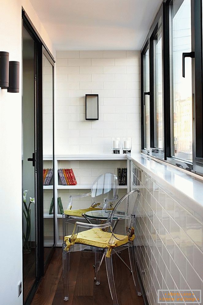 Stoličky a stôl na malom balkóne, ozdobený bielymi dlaždicami