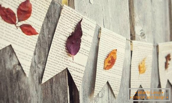 Krásny girlandu novín a jesenných materiálov