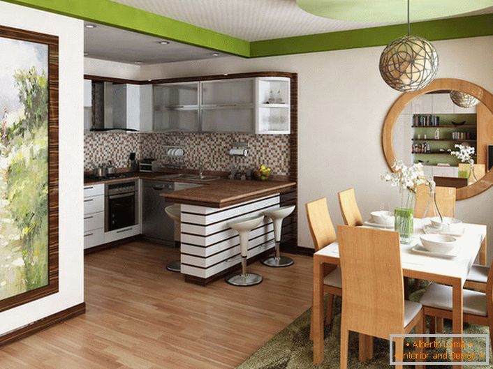 Malá kuchyňa je kombinovaná s obývacou izbou. Rozhodnutie o dizajne v tomto prípade je odôvodnené, pretože užitočný priestor nestačí na usporiadanie dvoch samostatných miestností.
