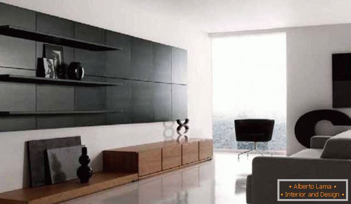 Štýl minimalizmu je pozoruhodný pri používaní praktických regálov na zdobenie obývacej izby.