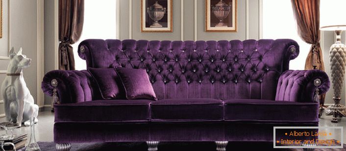 Bohatá fialová čalúnená farba pohovky sa bez problémov zapadá do interiéru obývačky v štýle Empire. Prekartované čalúnenie vyrobené z prírodných tkanín je možno najlepším riešením.