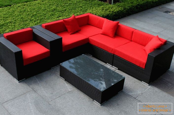 Modulový soft nábytok pre záhradnú krajinu v štýle minimalizmu.