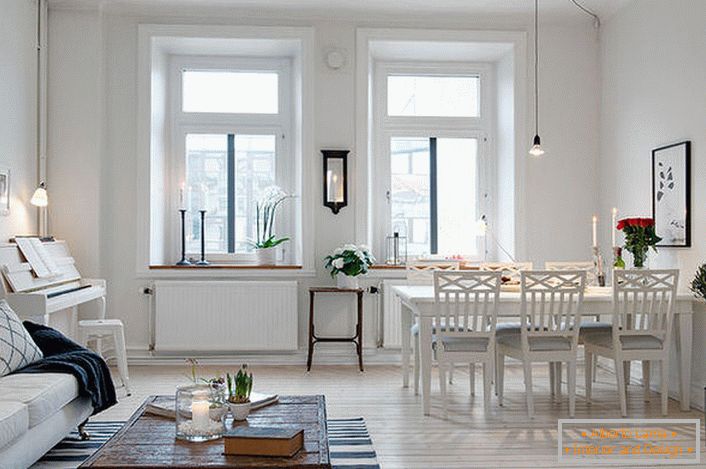 Štýlová obývacia izba je rozdelená na obývací priestor a jedálenský kút. Podľa škandinávskeho štýlu sú steny miestnosti vyzdobené bielou.