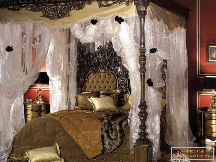 Luxusná izba v barokovom štýle. V strede kompozície je masívne lôžko s posteľou so štyrmi posteľami. 
