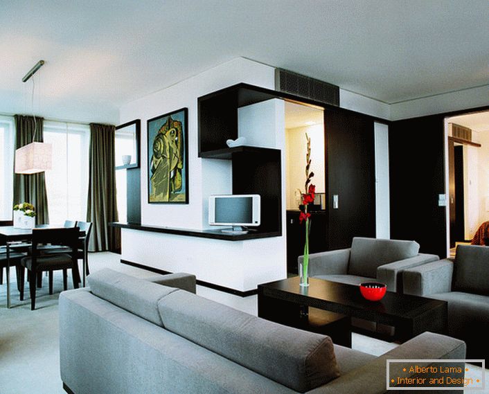 Rekreačné priestory a jedáleň časť obývačky sú osvetlené nízkou závesnou lampou jednoduchých geometrických tvarov.