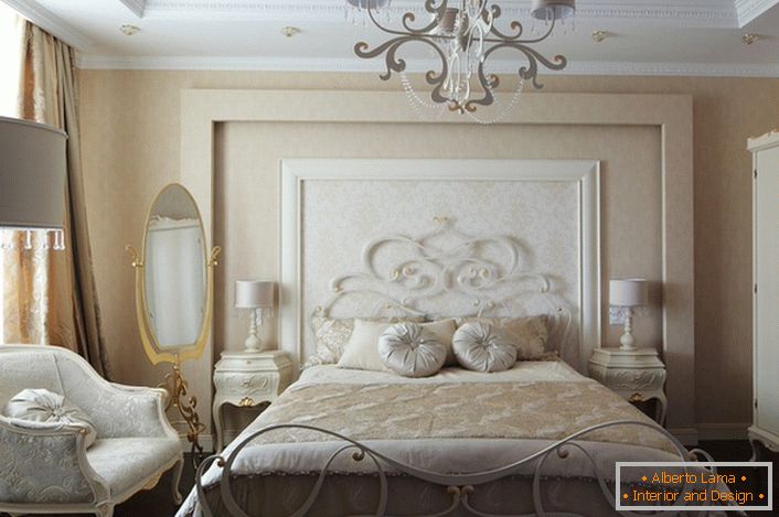Luxusná rodinná izba v štýle romantizmu je atraktívny skromný interiér vo svetlých farbách.