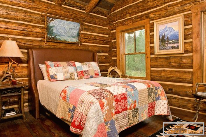 Štátny štýl je zabudovaný do spálne v loveckom dome. Teplo a komfort v izbe - perfektná atmosféra pre relaxačný pobyt.