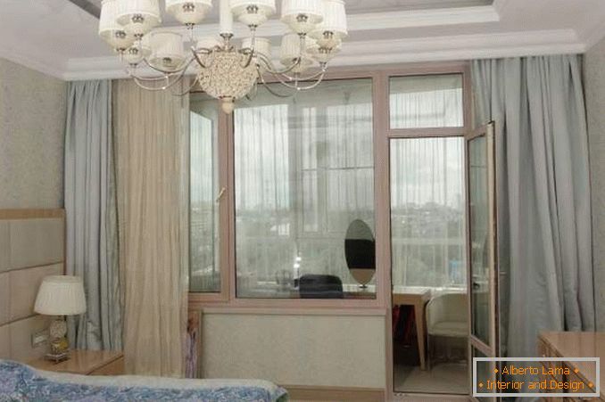 Spálňa s balkónom s panoramatickými oknami - myšlienka interiéru