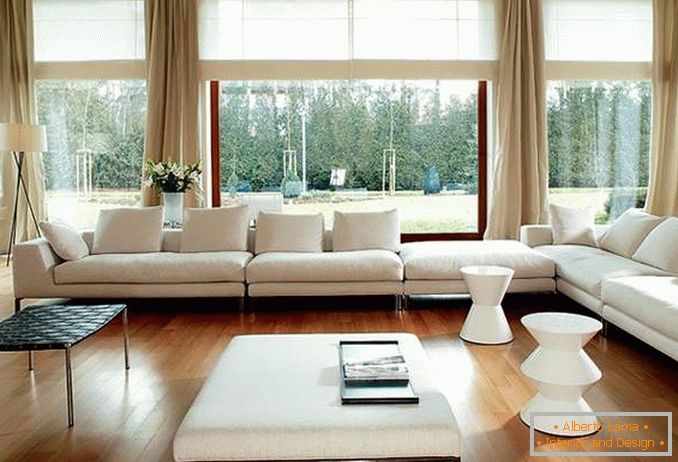 Obývacia izba s panoramatickými oknami - fotka so závesmi a nábytkom v minimalistickom štýle