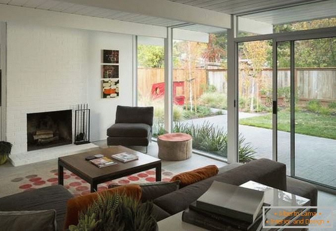 Návrh obývacej izby s panoramatickým oknom - fotografia vo vnútri súkromného domu