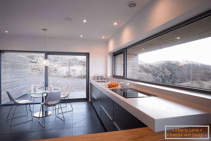 Krásna kuchyňa s panoramatickými oknami - fotografia vo vnútri