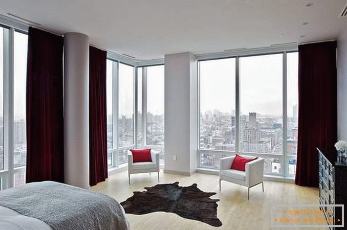 Panoramatické okná - fotografia vo vnútri spálne v rohovom apartmáne