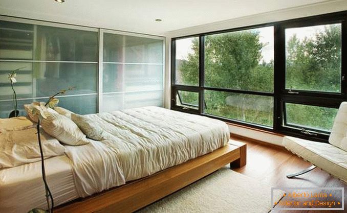 Spálňa s panoramatickými oknami - fotografia vo vnútri domu