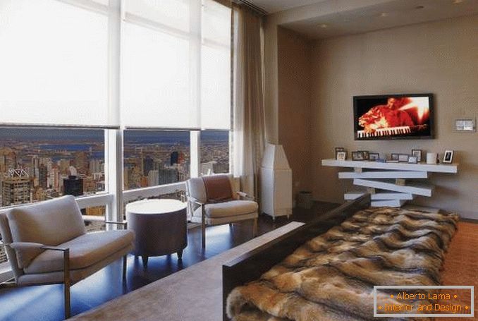 Návrh spálne s panoramatickými oknami v mestskom byte
