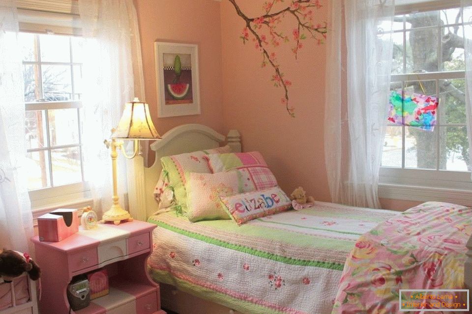 Sakura na stene v detskej izbe