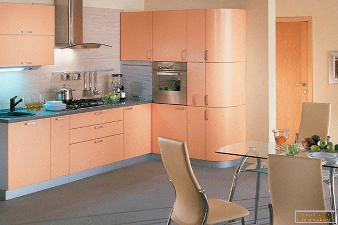 Kuchynský nábytok v ružovej farbe