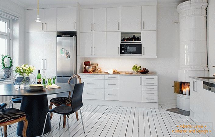 Kachľové krby, vyrobené z bielej keramickej dlažby, organicky zapadajú do interiéru kuchyne v škandinávskom štýle.