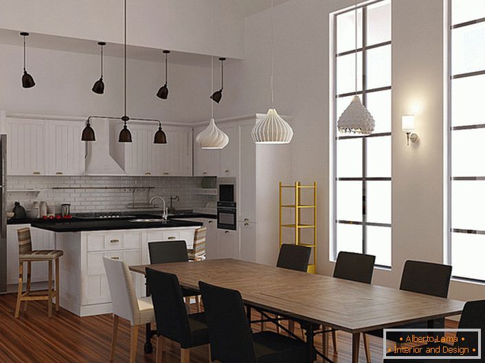 Príklad dobre vybraného osvetlenia pre kuchyňu v škandinávskom štýle. Na osvetlenie kuchynských a pracovných priestorov sa používajú rôzne modely stropných lustrov. 