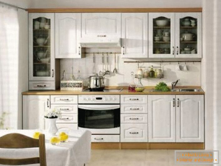 Jednoduchý, skromný dizajn kuchyne v škandinávskom štýle je vynikajúcim príkladom elegantnej dekorácie.