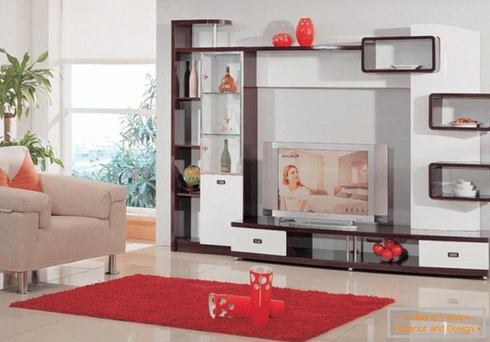 Moderný moderný nábytok pre priestrannú svetlú obývaciu izbu. Zmeny času, zmeny materiálov a známe linky zostávajú.