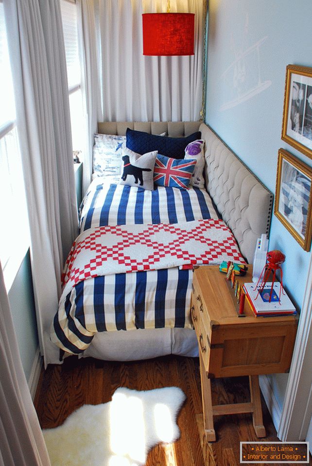 Nočný stolík vedľa postele v malom spálni