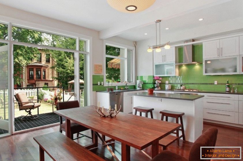 Kuchynský dizajn interiéru v modernom štýle, zelené a tmavo hnedé farby