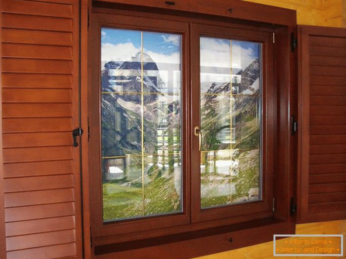 Okná vyrobené z dreva so žalúziami