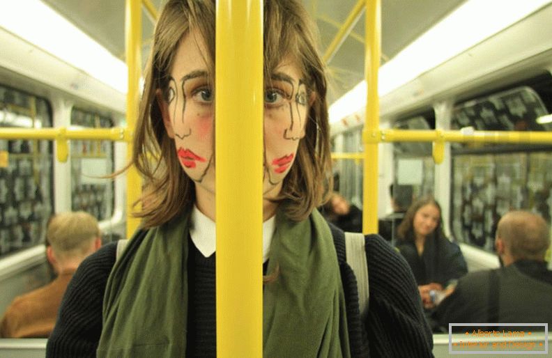 Dvojica tváre dievča v doprave od umelca Sebastian Bieniek