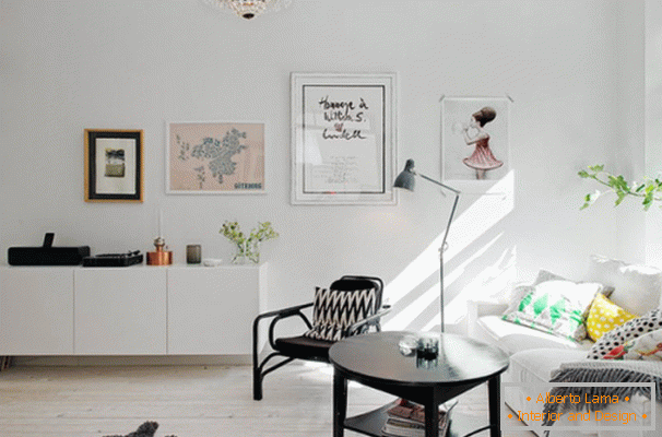 Interiér obývačky malého bytu v Štokholme