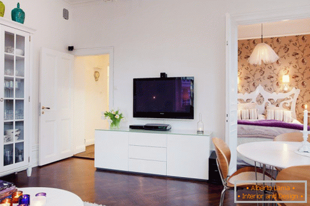 TV na stene v obývacej izbe
