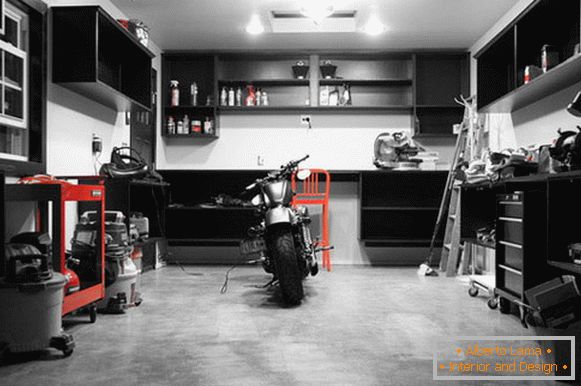 Motocykel vo vnútri domácej garáže