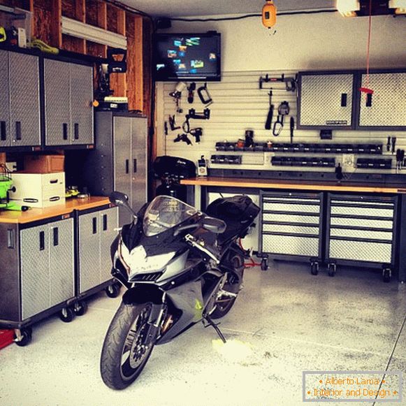 Motocykel vo vnútri domácej garáže
