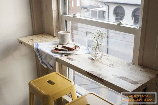 Stôl a stoličky pri okne