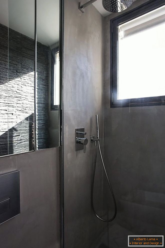 Sprcha so sklenenou stenou