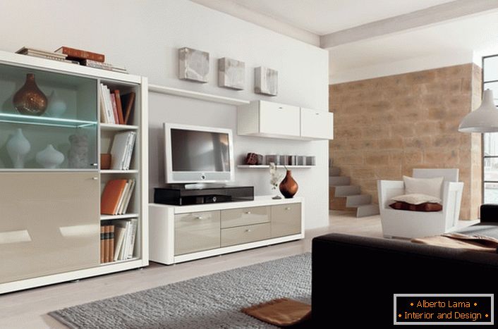 Použitie modulárneho nábytku v modernej obývacej izbe nepreťažuje priestor miestnosti.