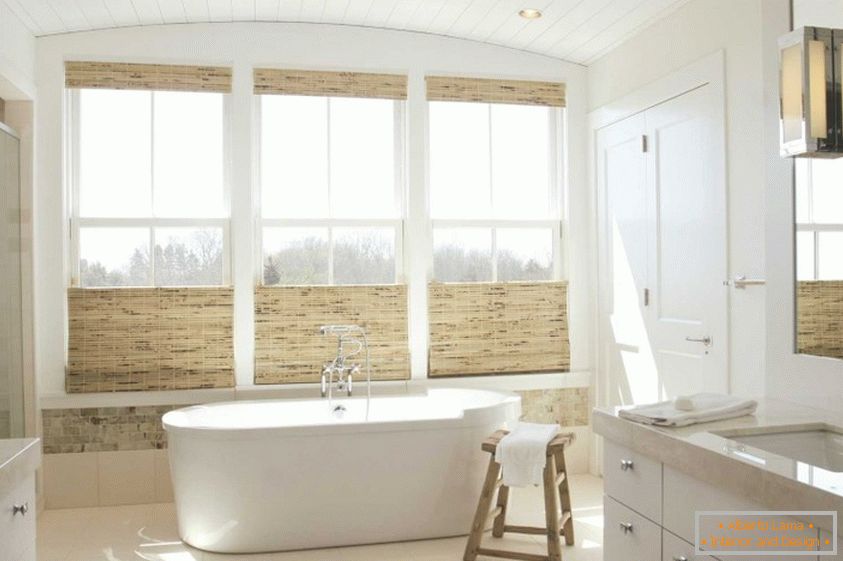 Drahá kúpeľňa s prírodnými materiálmi a veľkými oknami