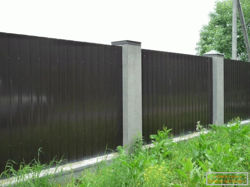 Steny profilované na plote
