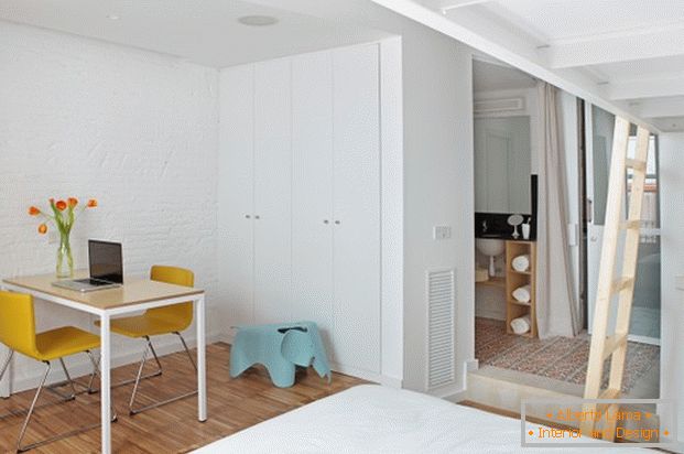 Projekt mini apartmánu: pracovný kútik v spálni