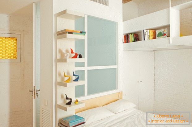Projekt mini bytu: biele tehly v dekorácii v spálni