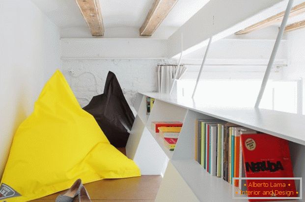 Projekt mini bytu: svetlé vankúše v interiéri