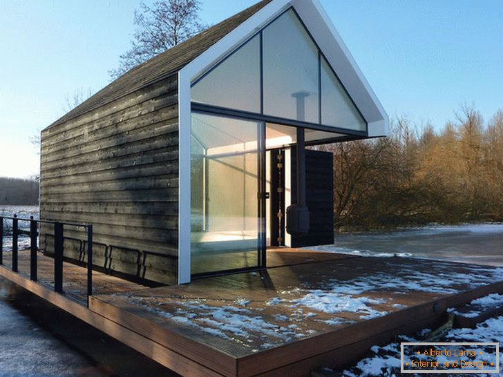 Malý sklenený dom pri jazere v Holandsku