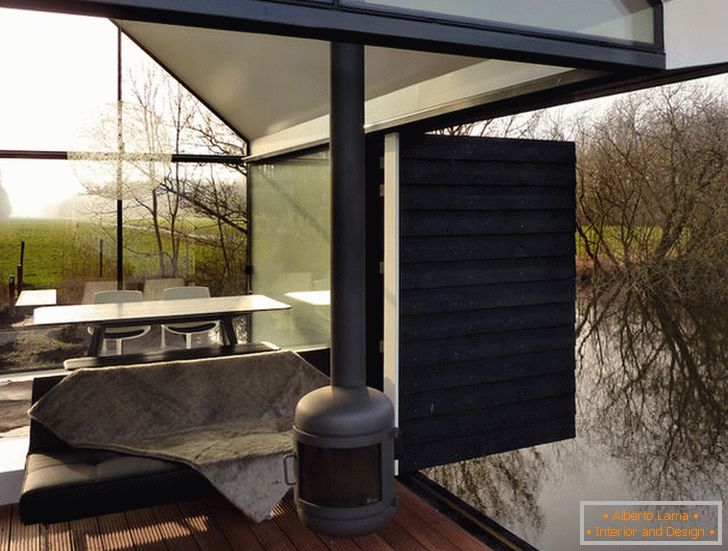 Terasa malého skleneného domu pri jazere v Holandsku
