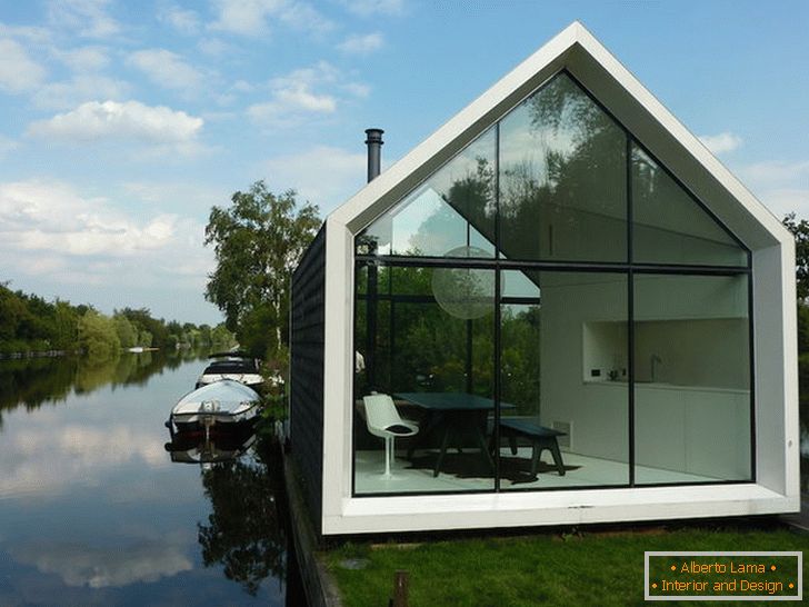 Malý sklenený dom pri jazere v Holandsku