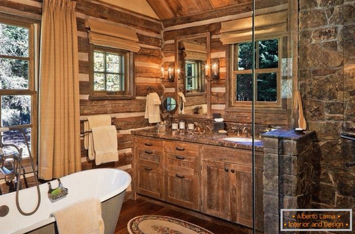 Kúpeľňa v krajine v štýle krajiny s riadne vybraným nábytkom. Zaujímavým návrhovým nápadom je okno s dreveným rámom nad kúpeľňou.