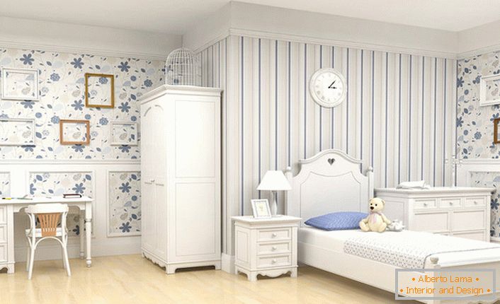 Priestranná izba v štýle country pre dieťa. Štýlový moderný nábytok v rustikálnom štýle je zdobený prázdnymi rámami - tvorivým krokom návrhu.