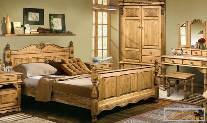 Masívny drevený nábytok v rustikálnom štýle. Svetlé pole dreva prináša komfortu a jednoduchosť do miestnosti, teplo rodinného krbu.